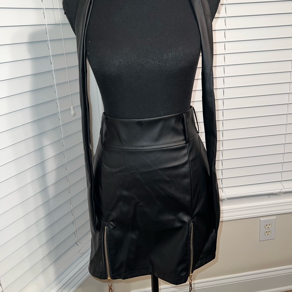 Black Leather Skirt With Belt And Zippers